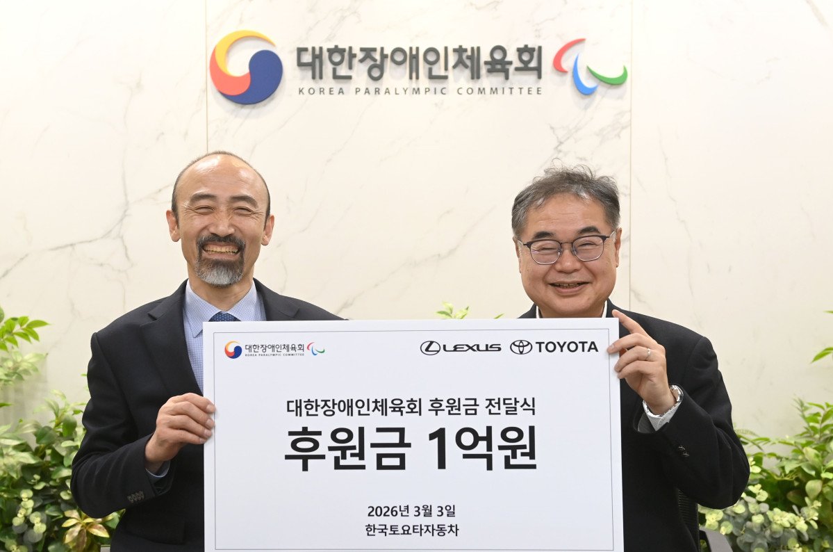 ▲(왼쪽부터) 정진완 대한장애인체육회 회장, 콘야마 마나부 한국토요타자동차 대표이사 사장. (자료제공=한국토요타자동차)