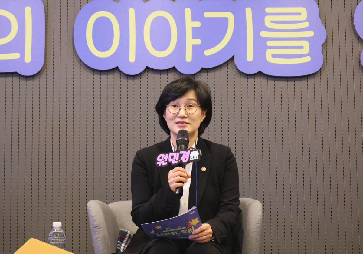 ▲원민경 성평등가족부 장관이 지난달 26일 서울 서대문구 가재울청소년센터에서 열린 가정 밖 청소년 토크콘서트 '나란히, 우리'에 참석해 가정 밖 청소년의 자립 지원 정책에 대한 의견을 나누고 있다. (연합뉴스)