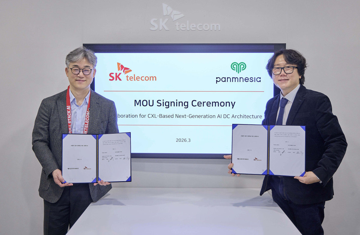 ▲SKT는 스페인 바르셀로나에서 열리고 있는 MWC26에서 파네시아와 ‘CXL 기반 차세대 AI DC 구조(아키텍처)’ 공동 개발을 위한 업무협약(MOU)을 체결했다고 4일 밝혔다. 사진은MWC26 SKT 미팅룸에서 기념 촬영 중인 (왼쪽부터) 정석근 SKT AI CIC장, 정명수 파네시아 대표의 모습. (사진제공=SK텔레콤)