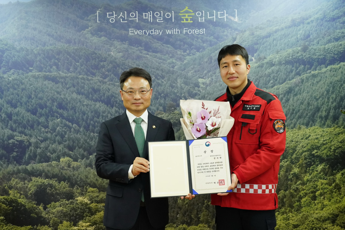 ▲박은식 산림청장(왼쪽)이 ‘숲for스타’ 수상자에게 상장을 수여하고 있다 (사진제공=산림청)