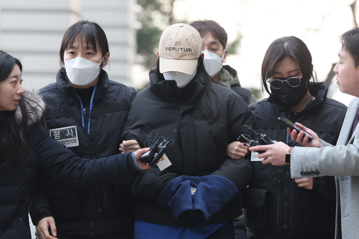 ▲서울 강북구 수유동 모텔에서 남성 2명을 숨지게 한 혐의를 받는 20대 여성 김모 씨가 지난달 12일 서울북부지법에서 영장실질심사를 받기 위해 출석하고 있다. (연합뉴스)