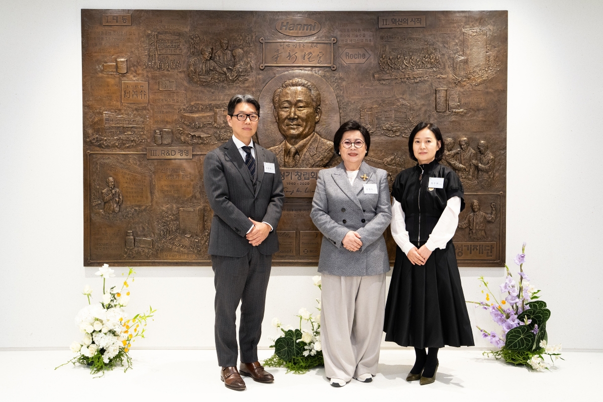 ▲송영숙(가운데) 한미그룹 회장과 임주현(오른쪽) 부회장, 임종훈 사장이 2일 서울 송파구 한미 C&C 스퀘어에서 열린 임성기 선대회장의 동판 조형물 제막식에서 기념촬영을 하고 있다. (사진제공=한미그룹)