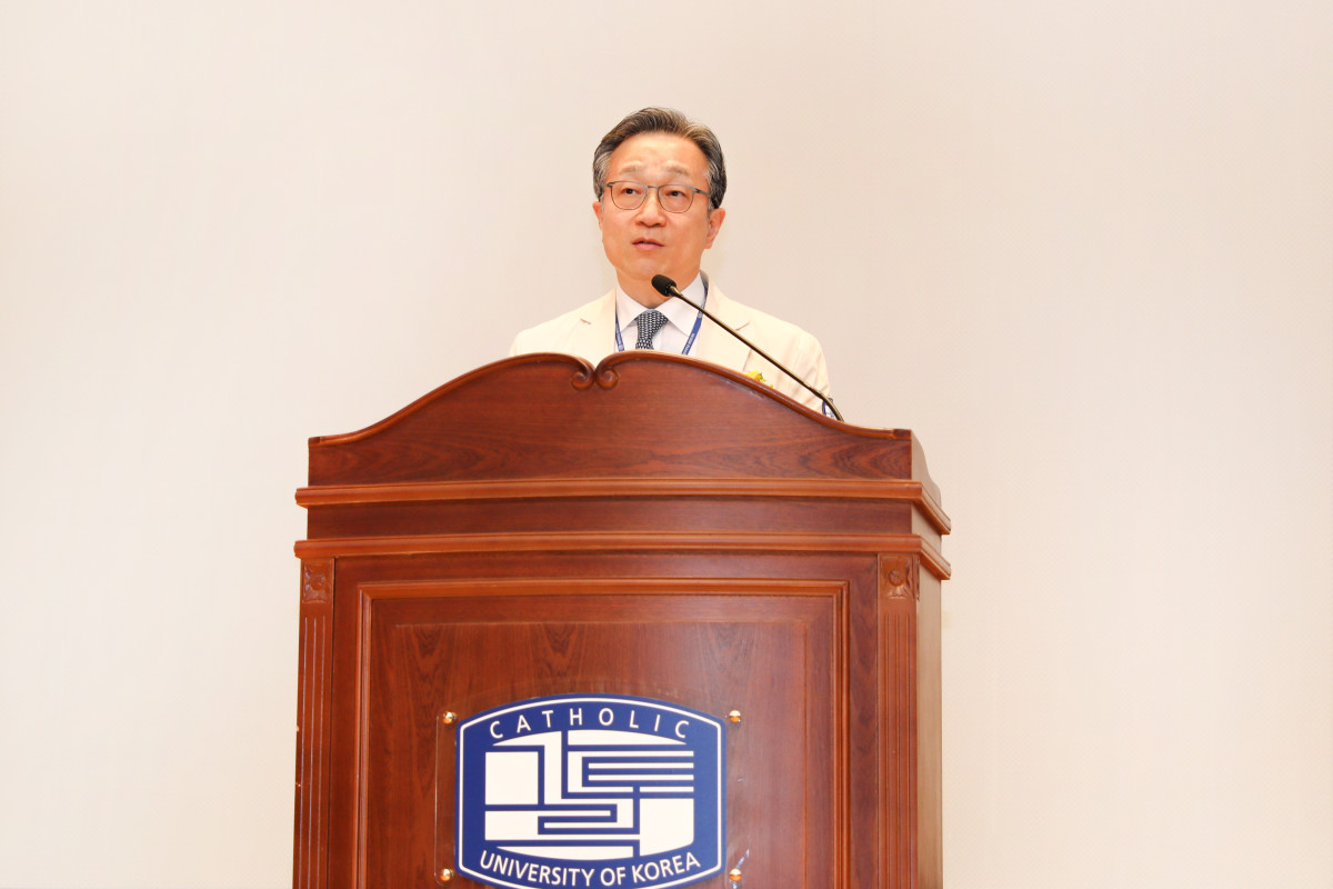 ▲이강문 가톨릭대학교 성빈센트병원 제29대 신임 의무원장이 3일 본관 6층 성빈센트홀에서 열린 취임식에서 취임사를 하고 있다. (가톨릭대학교 성빈센트병원)