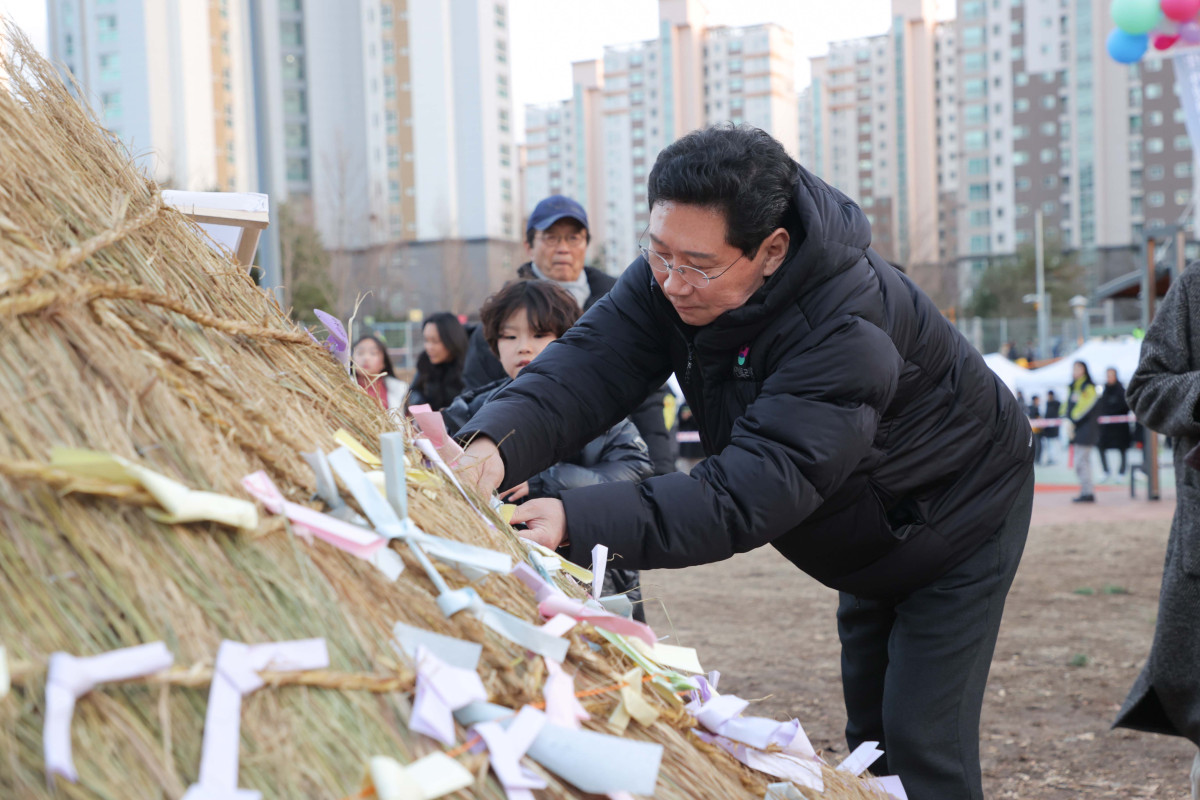 ▲이상일 용인특례시장이 3일 수지구 신봉동 정월대보름 달맞이 축제에서 경기남부광역철도 제5차 국가철도망 반영, 도시철도 동백신봉선 예비타당성 통과, 용인 반도체 프로젝트 순항을 바라는 소망을 담은 쪽지를 달집에 직접 달고 있다. 시민의 새해 소망을 담는 달집 위에 용인의 가장 뜨거운 현안 세 가지가 함께 올라갔다. (용인특례시)