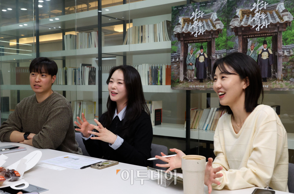 ▲쇼박스 배급전략팀 서민지(오른쪽부터) 팀장, 정서연 사원, 조성주 인턴이 3일 서울 강남구 논현동 사무실에서 이투데이와 인터뷰를 하고 있다. (고이란 기자 photoeran@)