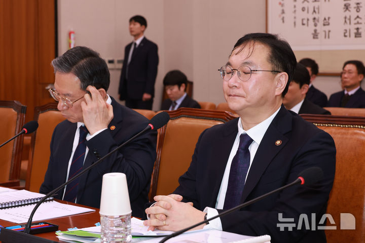 ▲박영재 법원행정처장이 지난 4일 서울 여의도 국회에서 열린 법제사법위원회 전체회의에 출석한 모습 (뉴시스)