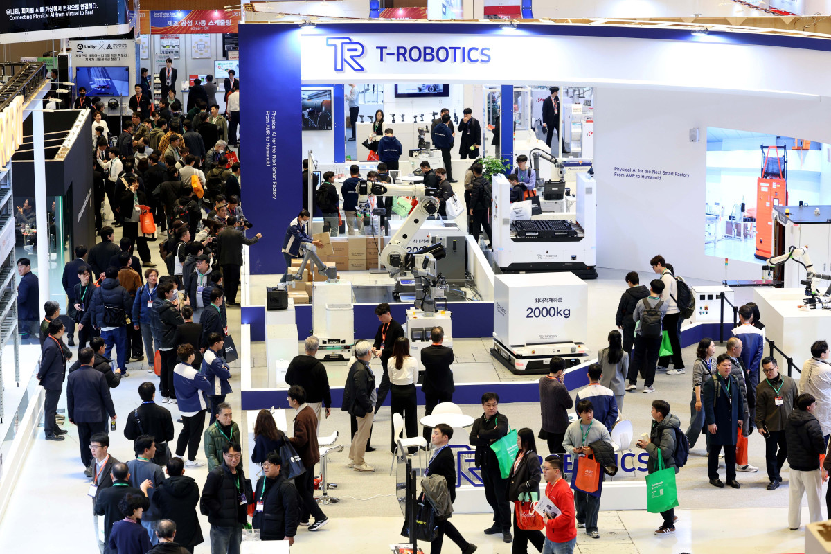 ▲4일 서울 강남구 코엑스에서 열린 ‘2026 스마트공장·자동화산업전’에서 참관객들이 부스를 둘러보고 있다. 이번 스마트공장·자동화산업전은 글로벌 500개 기업이 2300개 부스를 운영하는 제조 AX(AI전환) 전문 전시회로 최신 자동화 기술과 제조 혁신 흐름을 앞서 확인할 수 있는 자리다. 신태현 기자 holjjak@