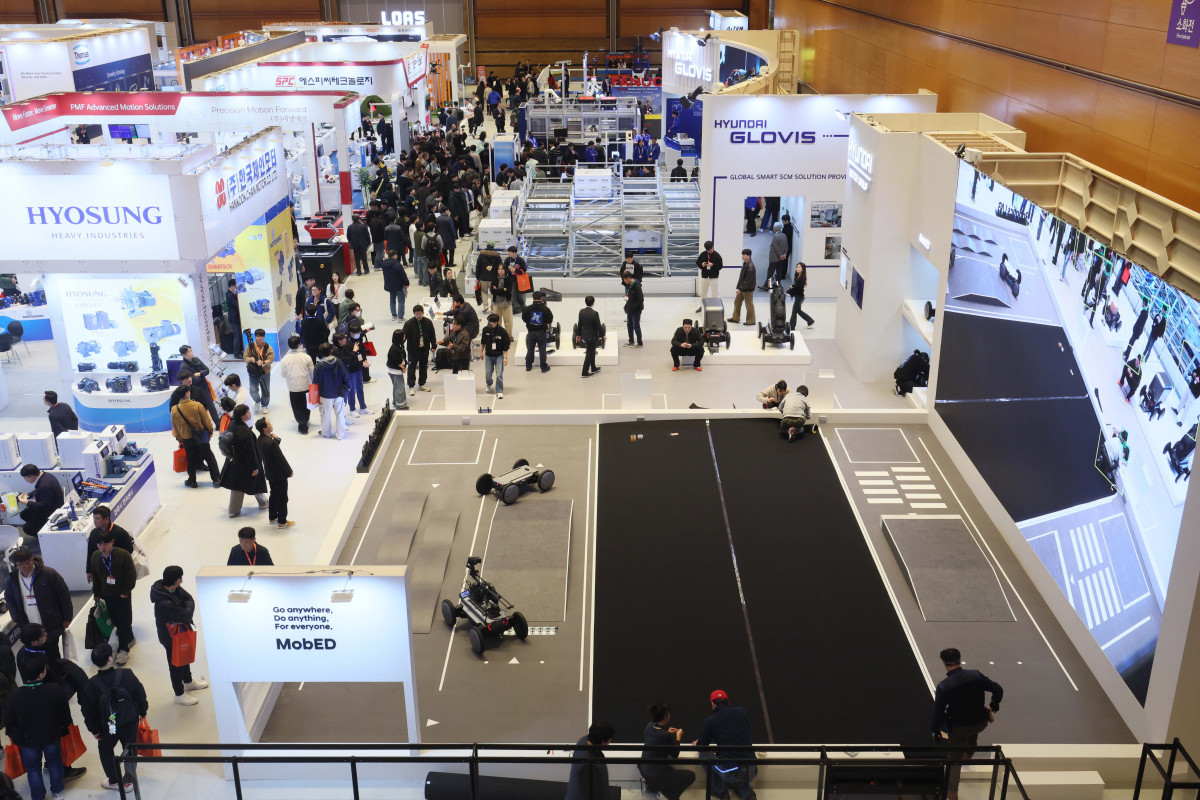 ▲4일 서울 강남구 코엑스에서 열린 ‘2026 스마트공장·자동화산업전’에서 참관객들이 부스를 둘러보고 있다. 이번 스마트공장·자동화산업전은 글로벌 500개 기업이 2300개 부스를 운영하는 제조 AX(AI전환) 전문 전시회로 최신 자동화 기술과 제조 혁신 흐름을 앞서 확인할 수 있는 자리다. 신태현 기자 holjjak@