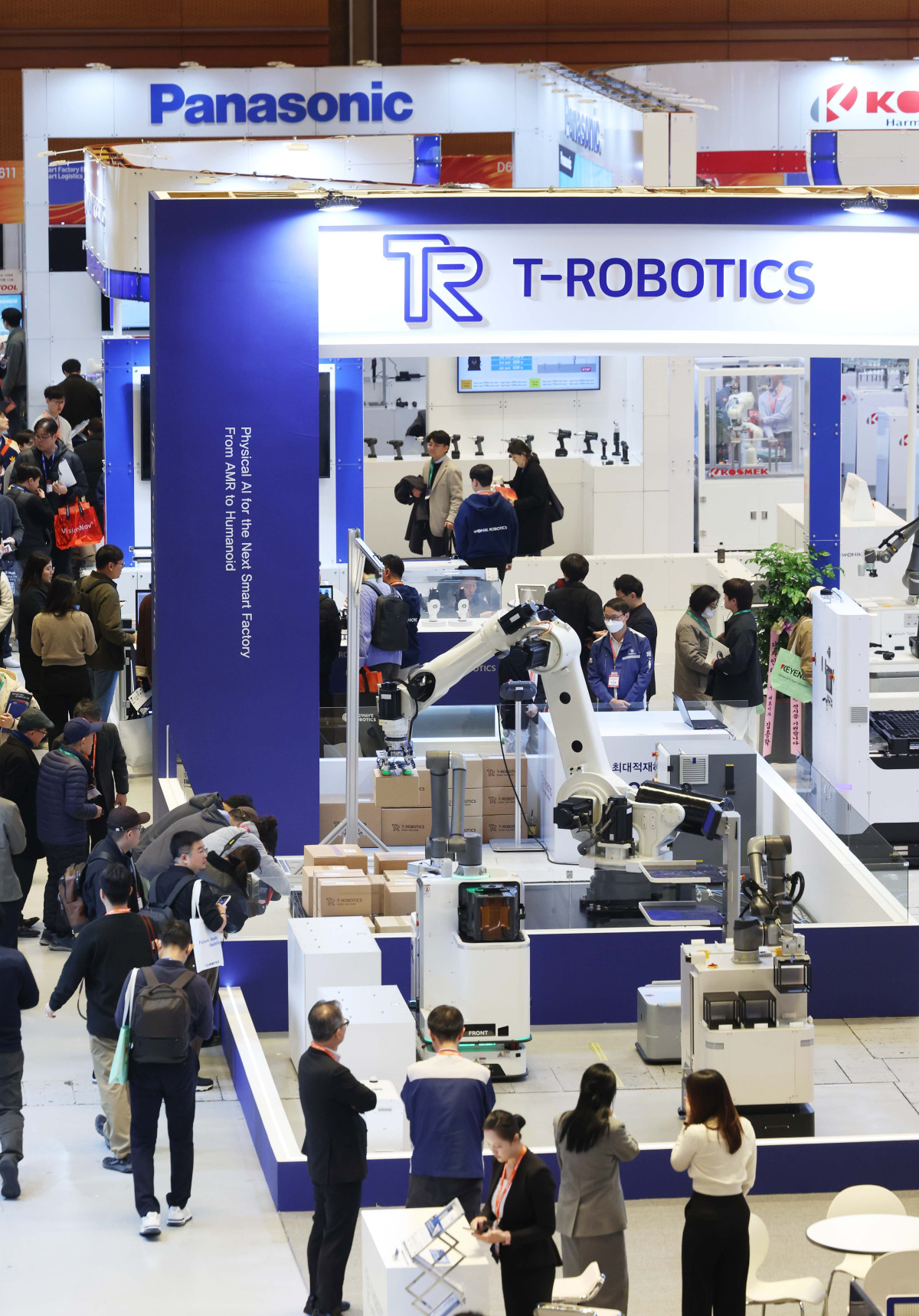 ▲4일 서울 강남구 코엑스에서 열린 ‘2026 스마트공장·자동화산업전’에서 참관객들이 부스를 둘러보고 있다. 이번 스마트공장·자동화산업전은 글로벌 500개 기업이 2300개 부스를 운영하는 제조 AX(AI전환) 전문 전시회로 최신 자동화 기술과 제조 혁신 흐름을 앞서 확인할 수 있는 자리다. 신태현 기자 holjjak@