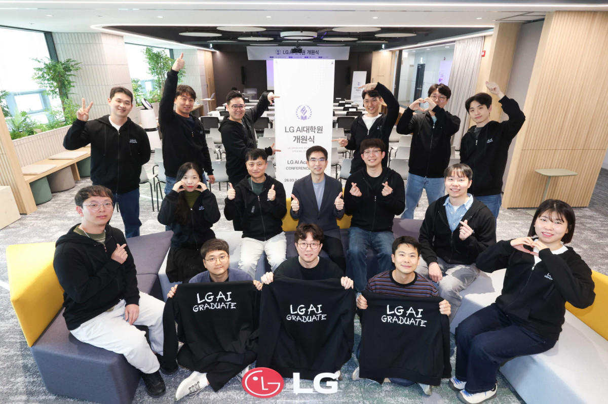 ▲[사진1] 이홍락 LG AI대학원장(두번째 줄 왼쪽에서 네번째)과 LG AI대학원 1기 입학생들이 4일 개원식이 열린 LG AI대학원 마곡 캠퍼스에서 기념 사진을 촬영하고 있다 (사진=LG)