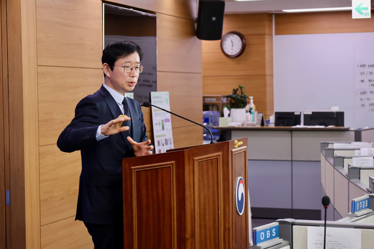 ▲김대현 농촌진흥청 국립원예특작과학원장이 4일 정부세종청사에서 식후 혈당 상승 억제 효과가 우수한 잎 전용 고추 ‘원기2호’의 제품화에 대해 브리핑을 하고 있다. (사진제공=농촌진흥청)