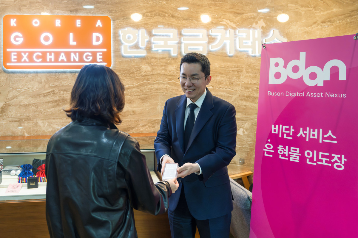 ▲김상민 부산디지털자산거래소 비단(Bdan) 대표이사가 고객이 인출 요청한 실버바를 인도하고 있다. (사진=부산디지털자산거래소 비단(Bdan))