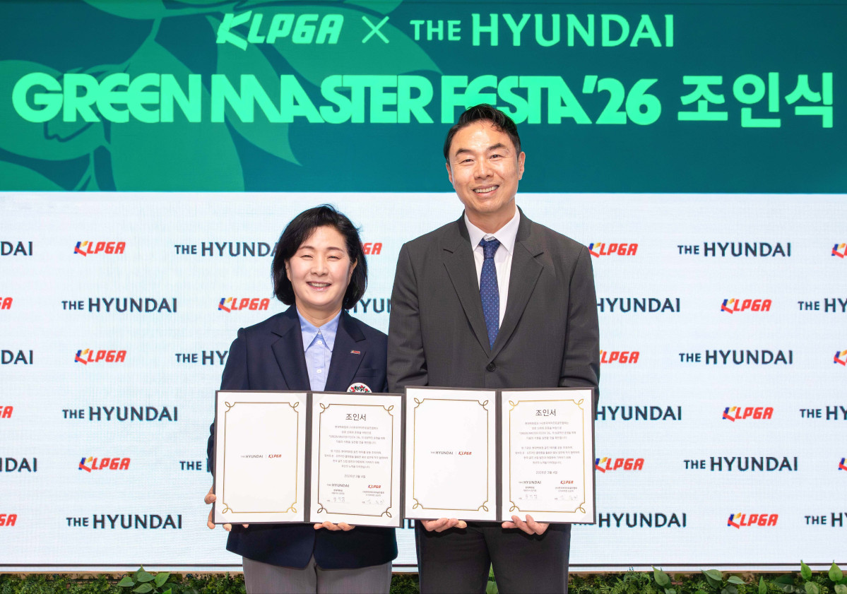 ▲4일 오전 서울 강동구에 위치한 KLPGA 본사에서 정지영 현대백화점 사장(오른쪽)과 김순희 KLPGA 수석부회장(왼쪽)이 2026 시즌 KLPGA 공동 마케팅을 위한 업무협약을 체결한 뒤 기념촬영을 하고 있다. (사진제공=현대백화점)