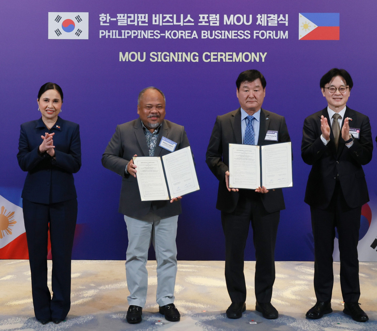 ▲4일 필리핀 마닐라에서 열린 한-필 비즈니스포럼에서 한국광해광업공단이 필리핀 광산지구과학청과 핵심광물 및 광업전주기 협력 업무협약을 체결했다. 왼쪽부터 크리스티나 로케 필리핀 통상산업부 장관, 마르시알 마테오 광산지구과학청 부청장 대행, 황영식 한국광해광업공단 사장, 김정관 산업통상부 장관. (사진제공=한국광해광업공단)
