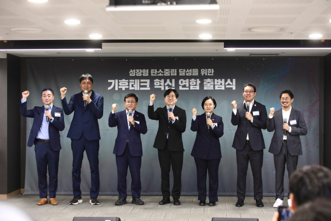 ▲한성숙(오른쪽 세 번째) 중소벤처기업부 장관과 김성환(가운데) 기후에너지환경부 장관이 4일 서울 마포구 프론트원에서 열린 '기후테크 혁신 연합 출범식'에서 참석자들과 기념 촬영을 하고 있다. (사진제공=중소벤처기업부)