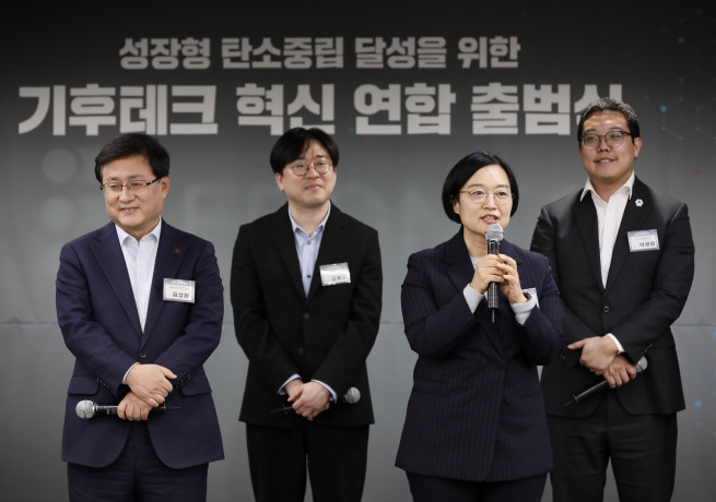 ▲한성숙 중소벤처기업부 장관이 4일 서울 마포구 프론트원에서 열린 '기후테크 혁신 연합 출범식'에서 정책토론회를 진행하고 있다. (사진제공=중소벤처기업부)