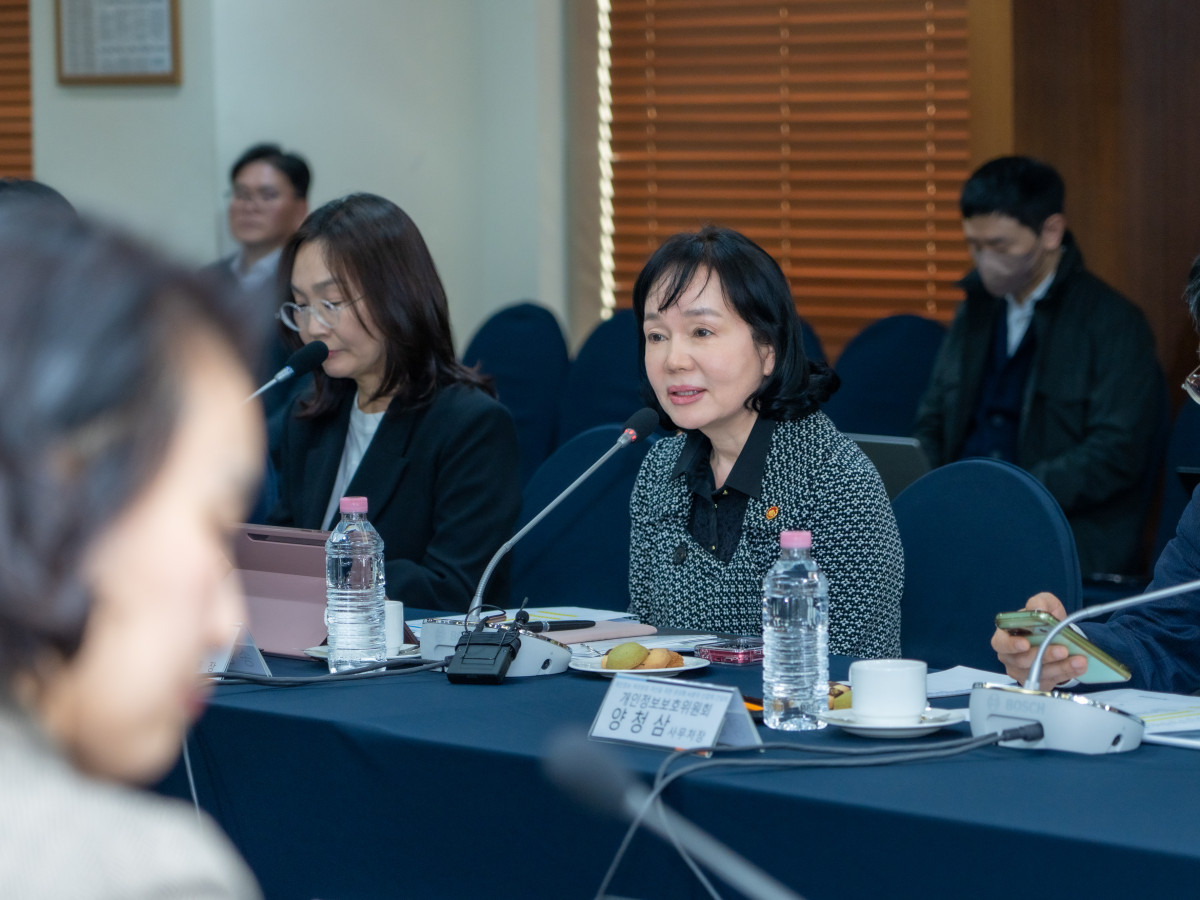 ▲송경희 개인정보보호위원회 위원장이 3월 4일 오후 서울 중구 소재 한국프레스센터에서 개최된  '생성형AI분야 개인정보 처리방침 개선을 위한 현장간담회'에서 인사말을 하고 있다. (사진제공=개인정보위)