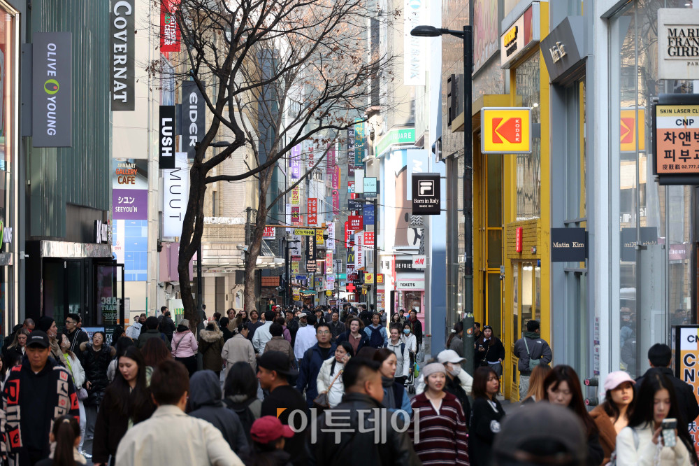 ▲국가통계청이 발표한 ‘1월 산업활동동향’에 따르면 지난달 전산업생산 지수(계절조정)는 114.7(2020년=100)로 전달보다 1.3% 감소했다. 반면 내수는 소비 증가세가 이어지며 비교적 견조한 흐름을 보였다. 소비 동향을 보여주는 소매판매액 지수는 2.3% 증가하며 두 달 연속 상승세를 기록했다. 한파와 할인 행사 영향으로 의복 등 준내구재(6.0%), 통신기기 등 내구재(2.3%), 화장품 등 비내구재(0.9%) 판매가 고르게 늘었다. 4일 서울 중구 명동 거리가 시민과 관광객들로 붐비고 있다. 고이란 기자 photoeran@