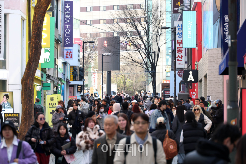 ▲국가통계청이 발표한 ‘1월 산업활동동향’에 따르면 지난달 전산업생산 지수(계절조정)는 114.7(2020년=100)로 전달보다 1.3% 감소했다. 반면 내수는 소비 증가세가 이어지며 비교적 견조한 흐름을 보였다. 소비 동향을 보여주는 소매판매액 지수는 2.3% 증가하며 두 달 연속 상승세를 기록했다. 한파와 할인 행사 영향으로 의복 등 준내구재(6.0%), 통신기기 등 내구재(2.3%), 화장품 등 비내구재(0.9%) 판매가 고르게 늘었다. 4일 서울 중구 명동 거리가 시민과 관광객들로 붐비고 있다. 고이란 기자 photoeran@