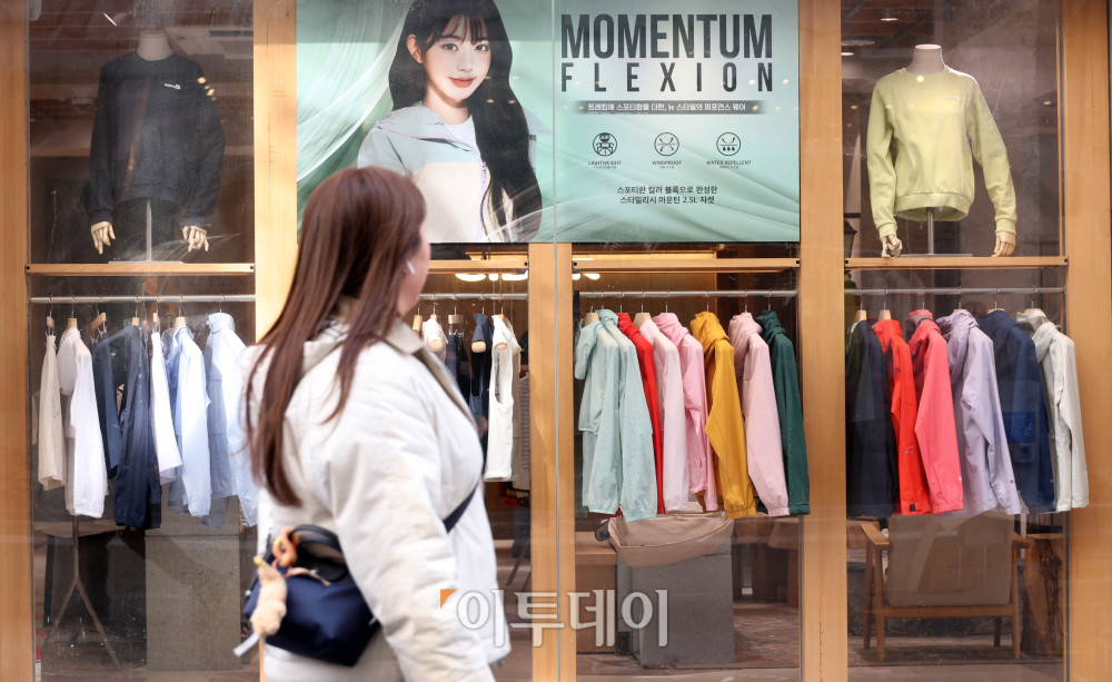 ▲국가통계청이 발표한 ‘1월 산업활동동향’에 따르면 지난달 전산업생산 지수(계절조정)는 114.7(2020년=100)로 전달보다 1.3% 감소했다. 반면 내수는 소비 증가세가 이어지며 비교적 견조한 흐름을 보였다. 소비 동향을 보여주는 소매판매액 지수는 2.3% 증가하며 두 달 연속 상승세를 기록했다. 한파와 할인 행사 영향으로 의복 등 준내구재(6.0%), 통신기기 등 내구재(2.3%), 화장품 등 비내구재(0.9%) 판매가 고르게 늘었다. 4일 서울 중구 명동 거리가 시민과 관광객들로 붐비고 있다. 고이란 기자 photoeran@