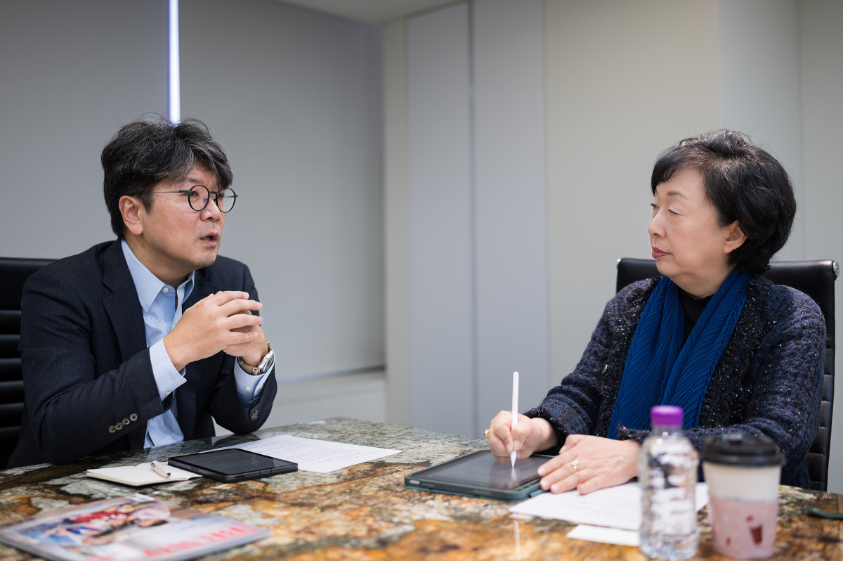 ▲본지 라운지 대회의실에서 진행된 대담에서 토론 중인 박영란 교수(좌)와 고영호 센터장(우).(이준호 기자)
