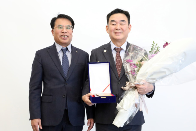 ▲강원랜드가 4일자로 최철규 대표이사직무대행의 퇴임에 따라, 남한규 경영지원본부장이 새로운 직무대행을 맡아 업무에 돌입한다. <왼쪽부터 남한규 경영지원본부장, 최철규 대표이사 직무대행> (사진제공 = 강원랜드)
