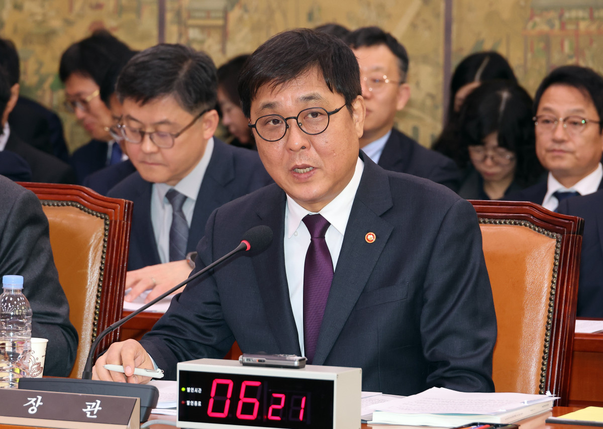 ▲최휘영 문화체육관광부 장관이 4일 국회에서 열린 문화체육관광위원회 제3차 전체 회의에서 의원들의 질의에 답하고 있다. (연합뉴스)