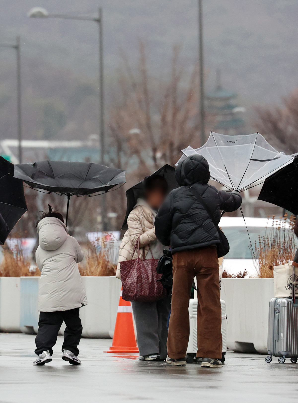 ▲강풍을 동반한 비가 내린 2일 오후 서울 종로구 광화문에서 한 시민의 우산이 뒤집어지고 있다. (뉴시스)