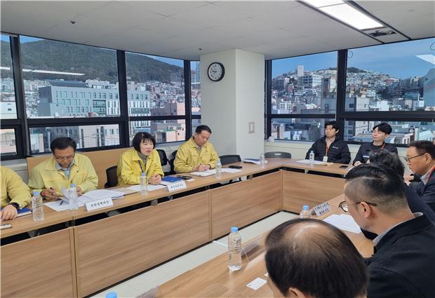 ▲김혜정(사진 왼쪽 두 번째) 해양수산부 해운물류국장이 4일 중동 상황 관련 선원 안전 확보를 위한 노조간담회를 주재하고 있다. (사진제공=해양수산부)