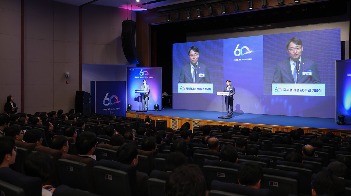 ▲임광현 국세청장이 4일 서울비장국세청에서 열린 '개청 60주년 기념식'에서 ‘미래혁신 추진단’이 마련한 60대 미래혁신 과제를 발표하고 있다. (사진제공=국세청)