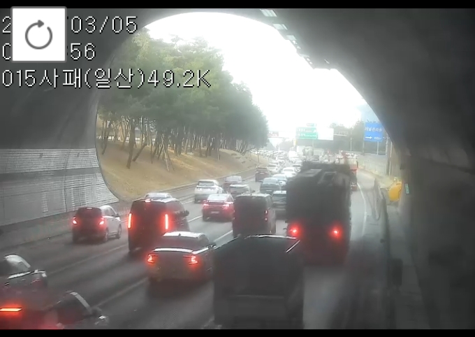 ▲[속보] 수도권제1순환고속도로 송추IC 인근 화물차 교통사고 극심 정체…4차로 통제 처리 작업 중 (출처=로드플러스 캡처)