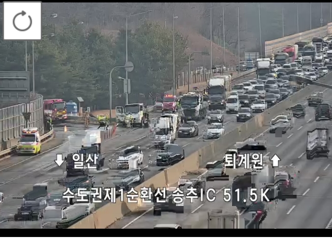 ▲[속보] 수도권제1순환고속도로 송추IC 인근 화물차 교통사고 극심 정체…4차로 통제 처리 작업 중 (출처=로드플러스 캡처)