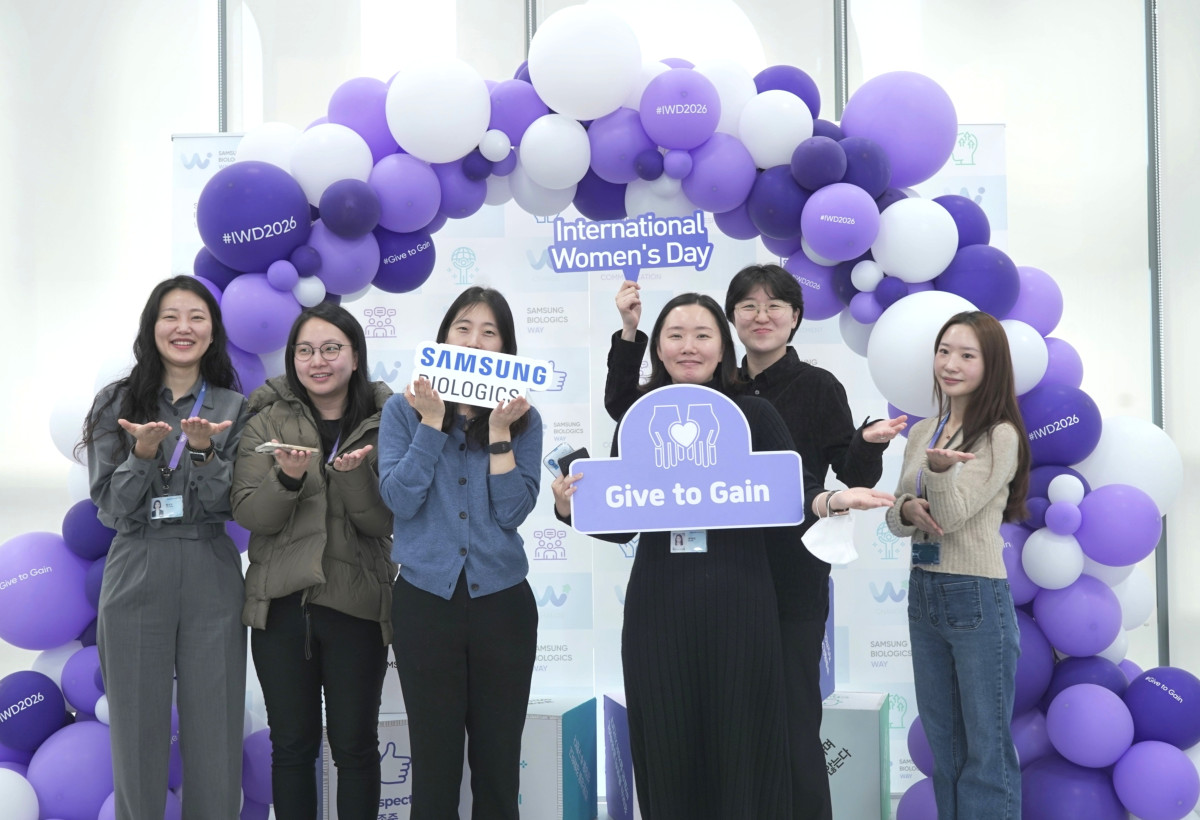 ▲삼성바이오로직스 임직원들이 세계 여성의 날 공식 슬로건인 '나눌수록 커진다(Give to Gain)'를 의미하는 포즈를 취한 채 기념촬영을 하고 있다. (사진제공=삼성바이오로직스)