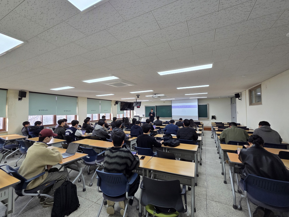 ▲강성일 신보 정책금융 전문 교수가 전남대학교에서 금융인재 양성을 위한 정책금융 강의를 진행하고 있다. (사진제공=신용보증기금)