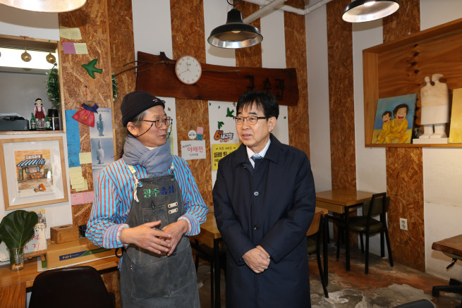 ▲인태연 소상공인시장진흥공단이 4일 광주광역시를 찾아 소상공인과 이야기를 나누고 있다. (사진제공=소상공인시장진흥공단)