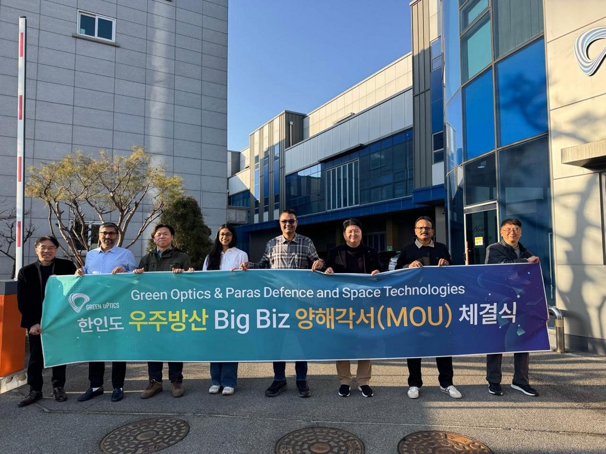 ▲그린광학과 인도 파라스 디펜스 앤 스페이스 관계자들이 MOU 체결을 기념해 사진 촬영하고 있다. (사진제공=그린광학)