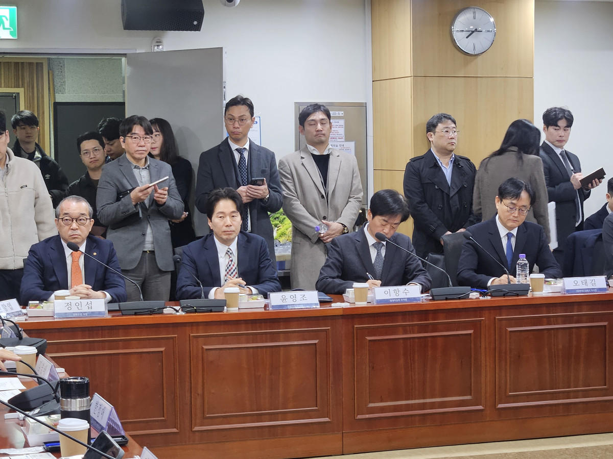 ▲지난 5일 국회 의원회관에서 열린 '중동 현안 관련 긴급 간담회'에 참석한 재계 관계자들. 왼쪽부터 정인섭 한화오션 사장, 윤영조 삼성전자 부사장, 이항수 현대자동차 부사장, 오태길 HD현대오일뱅크 부사장. (정진용 기자 jjy@)