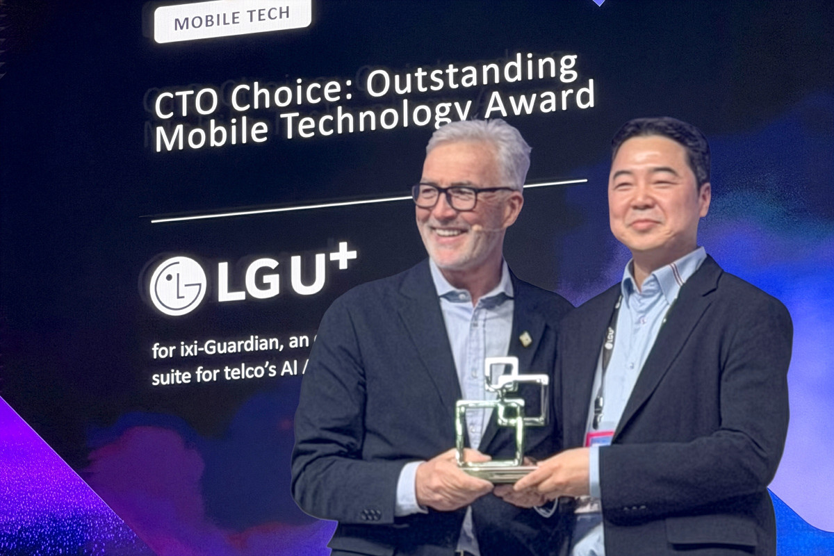 ▲LG유플러스가 세계적 권위를 지닌 GSMA 글로벌 모바일 어워드(GLOMO) 2026에서 대상격인 ‘CTO 초이스’를 포함한 3개 부문을 동시에 수상하며 AI 기반 서비스 혁신성을 인정받았다. 사진은 이상엽 LG유플러스 CTO(오른쪽)이 숀 콜린스 GLOMO 심사위원장으로부터 CTO 초이스를 수상하는 모습. (사진제공=LG유플러스)