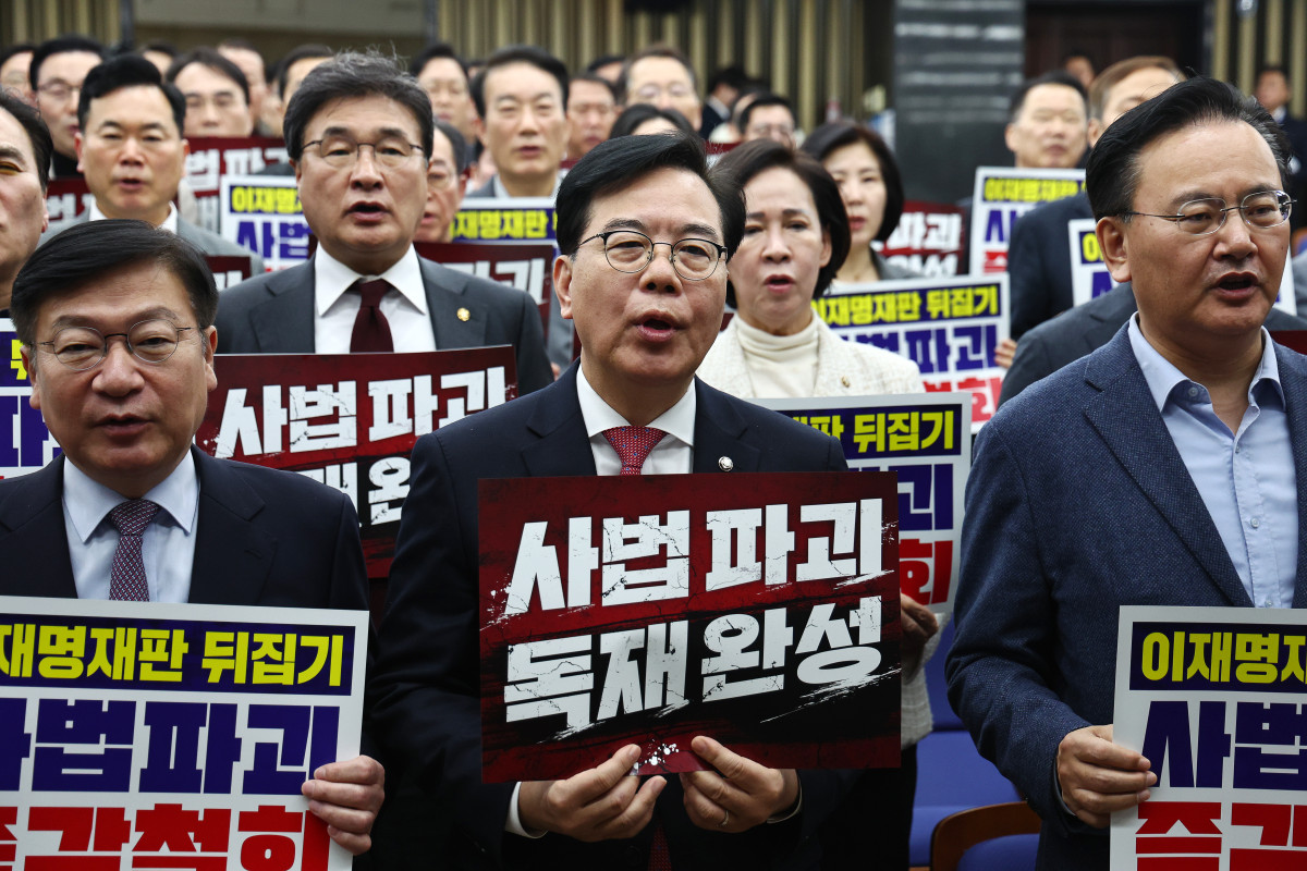 ▲송언석 국민의힘 원내대표와 의원들이 27일 오후 서울 여의도 국회에서 열린 의원총회에서 '사법파괴 규탄' 피켓팅을 하고 있다. (뉴시스)