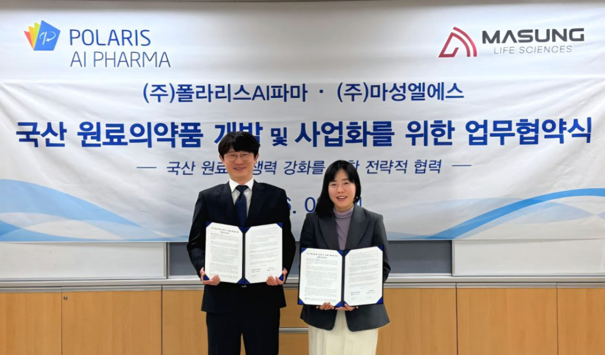 ▲(왼쪽부터) 조원경 폴라리스AI파마 대표, 김수진 마성엘에스 대표가 MOU 체결 후 기념 촬영하고 있다. (사진제공=폴라리스그룹)
