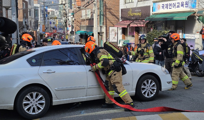 ▲소방대원이 소화전 주변 5m 이내 불법 주차 차량의 창문을 파괴하고 소방호스를 관통시켜 소방용수를 확보하는 모습. (사진=정용욱 기자 dragon@)