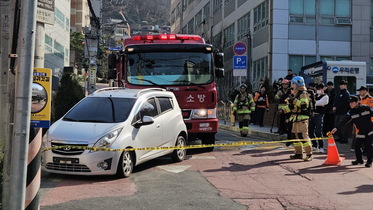 ▲불법 주차 차량으로 출동로가 막힌 상황에서 소방차로 주차 차량을 직접 밀어 통행로(폭 2.5m 이상) 확보하는 모습. (사진=정용욱 기자 dragon@)