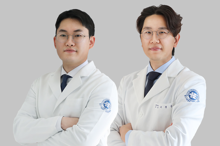 ▲윌스기념병원 척추센터에서 3D 프린팅 티타늄 케이지를 활용한 최소침습 요추유합술 연구를 국제학술지에 게재한 이상협 연구소장(왼쪽)과 서정한 학술부장(오른쪽)이 포즈를 취하고 있다. (윌스기념병원)