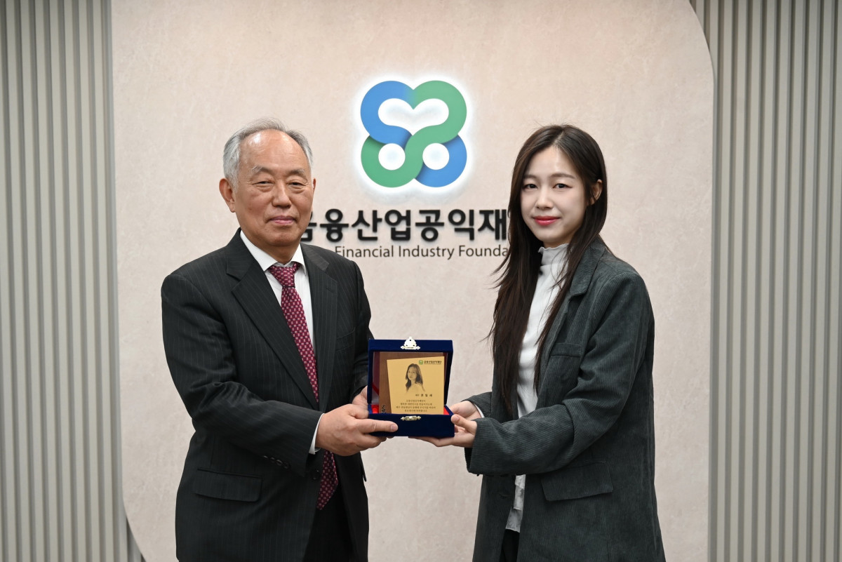 ▲4일 오전 재단 회의실에서 추원서 상임이사가 배우 권잎새에게 위촉장을 전달하고 있다. (사진제공 = 금융산업공익재단)