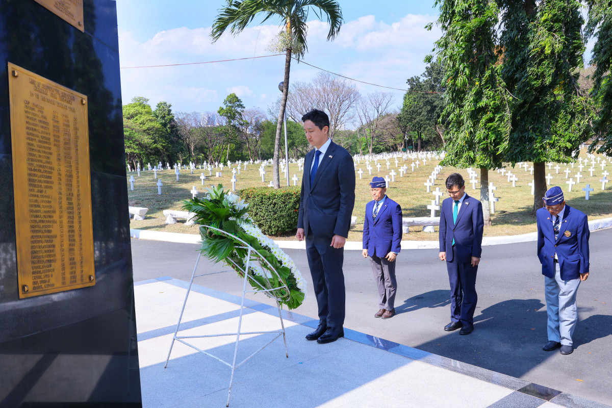 ▲HD현대 정기선 회장이 4일 필리핀 국립 영웅묘지에 위치한 한국전 참전 기념비를 찾아 헌화하고 있다. (HD현대)