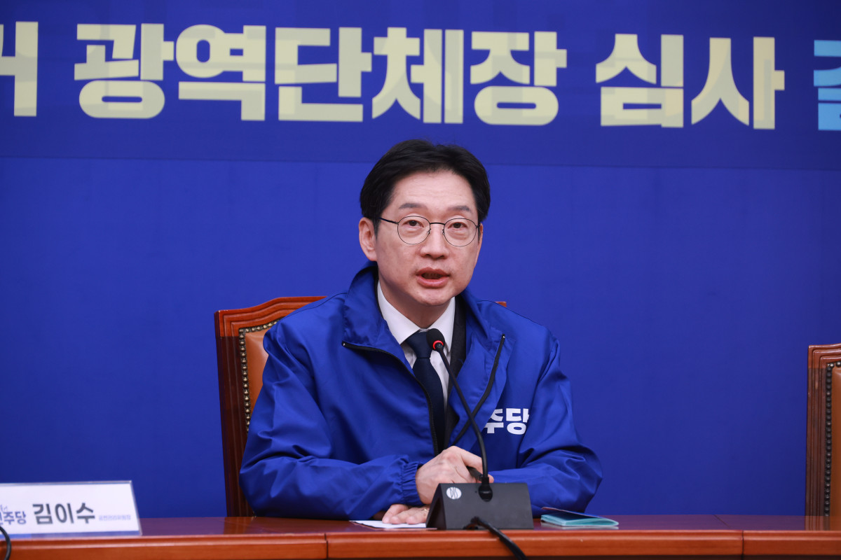 ▲더불어민주당 경남도지사 후보로 확정된 김경수 지방시대위원장이 5일 서울 여의도 국회에서 열린 중앙당공천관리위원회 공천 심사 발표 후 취재진 질문에 답하고 있다. (사진=뉴시스)
