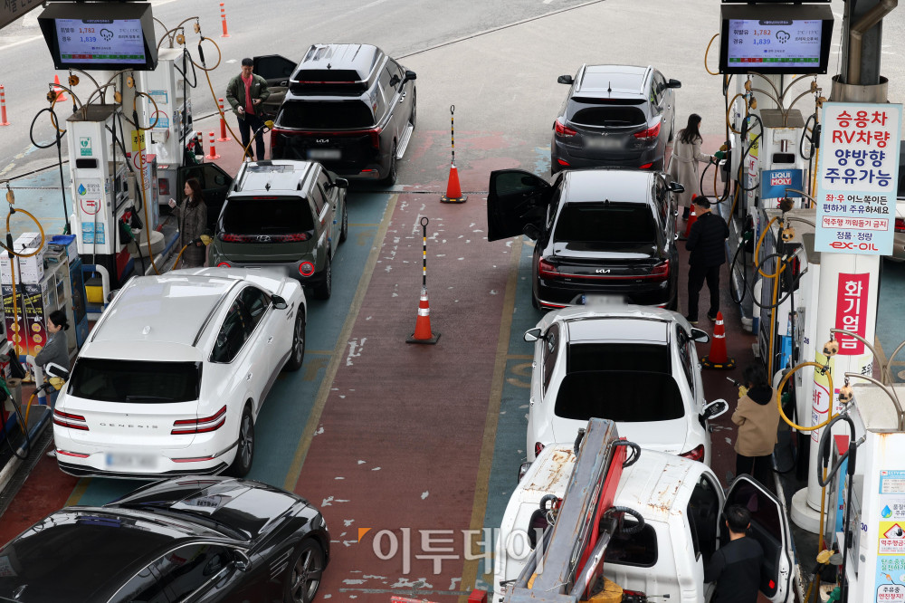 ▲국제유가 상승 조짐 속에 국내 기름값이 급등하고 있다. 5일 한국석유공사 유가정보시스템 오피넷에 따르면 이날 오전 10시 기준 전국 평균 휘발유 가격은 전날보다 L당 29.6원 오른 1807.1원을 기록했다. 경유 가격도 하루 만에 56.5원 상승한 1785.3원으로 집계됐다. 이날 이재명 대통령은 임시 국무회의에서 "아직 객관적으로 심각한 차질이 발생한 것도 아닌데 갑자기 폭등했다"며 "아침·점심·저녁 가격이 다르고 리터당 200원 가까이 올린 곳도 있다고 들었다"며 제재 방안 마련을 주문했다. 사진은 서울의 한 주유소 모습. 고이란 기자 photoeran@
