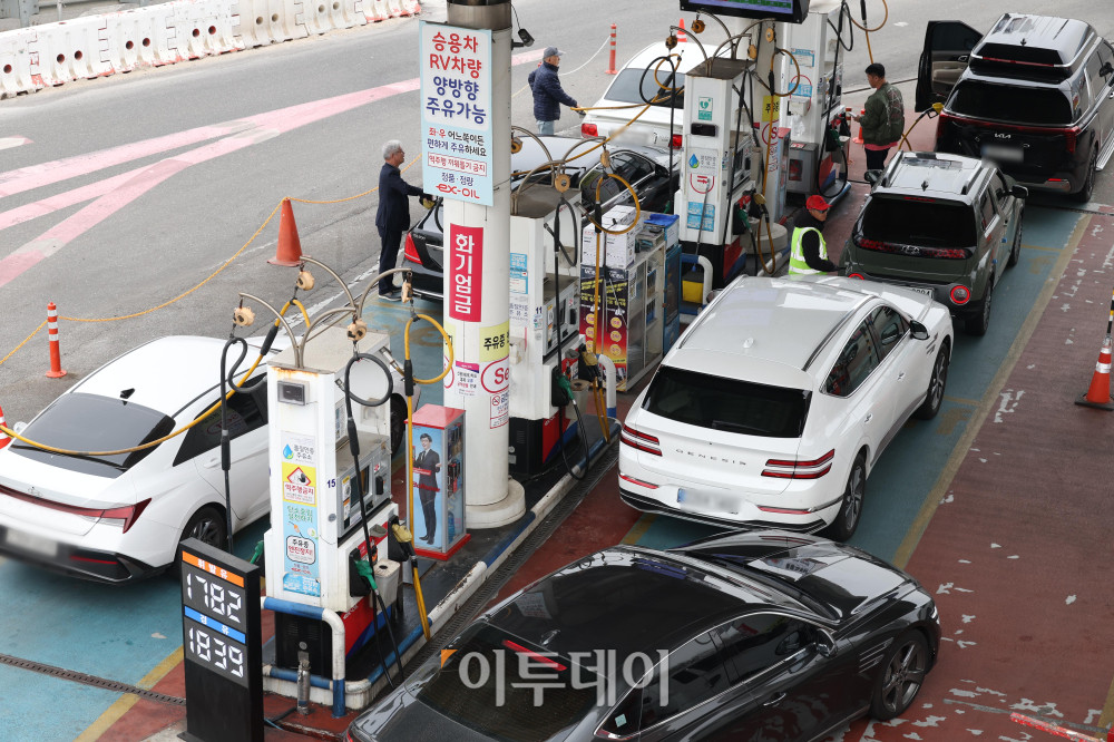 ▲국제유가 상승 조짐 속에 국내 기름값이 급등하고 있다. 5일 한국석유공사 유가정보시스템 오피넷에 따르면 이날 오전 10시 기준 전국 평균 휘발유 가격은 전날보다 L당 29.6원 오른 1807.1원을 기록했다. 경유 가격도 하루 만에 56.5원 상승한 1785.3원으로 집계됐다. 이날 이재명 대통령은 임시 국무회의에서 "아직 객관적으로 심각한 차질이 발생한 것도 아닌데 갑자기 폭등했다"며 "아침·점심·저녁 가격이 다르고 리터당 200원 가까이 올린 곳도 있다고 들었다"며 제재 방안 마련을 주문했다. 사진은 서울의 한 주유소 모습. 고이란 기자 photoeran@