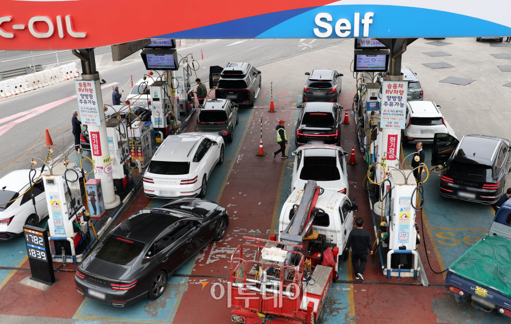 ▲국제유가 상승 조짐 속에 국내 기름값이 급등하고 있다. 5일 한국석유공사 유가정보시스템 오피넷에 따르면 이날 오전 10시 기준 전국 평균 휘발유 가격은 전날보다 L당 29.6원 오른 1807.1원을 기록했다. 경유 가격도 하루 만에 56.5원 상승한 1785.3원으로 집계됐다. 이날 이재명 대통령은 임시 국무회의에서 "아직 객관적으로 심각한 차질이 발생한 것도 아닌데 갑자기 폭등했다"며 "아침·점심·저녁 가격이 다르고 리터당 200원 가까이 올린 곳도 있다고 들었다"며 제재 방안 마련을 주문했다. 사진은 서울의 한 주유소 모습. 고이란 기자 photoeran@