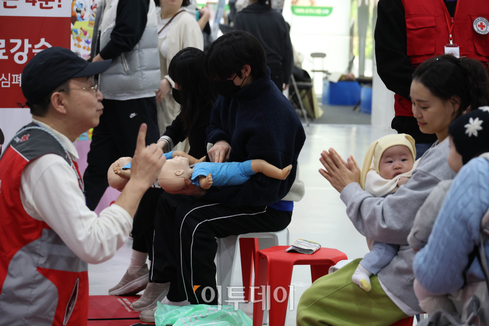 ▲5일 서울 강서구 코엑스마곡에서 열린 2026 마이비베 마곡 베이비페어&유아교육전에 관람객들이 영유아 심폐소생술을 배우고 있다. 약 360부스 규모로 열리는 이번 행사는 임신·출산 단계부터 육아 초기까지 다양한 분야의 업체들이 참가하며 8일까지 진행된다. 고이란 기자 photoeran@